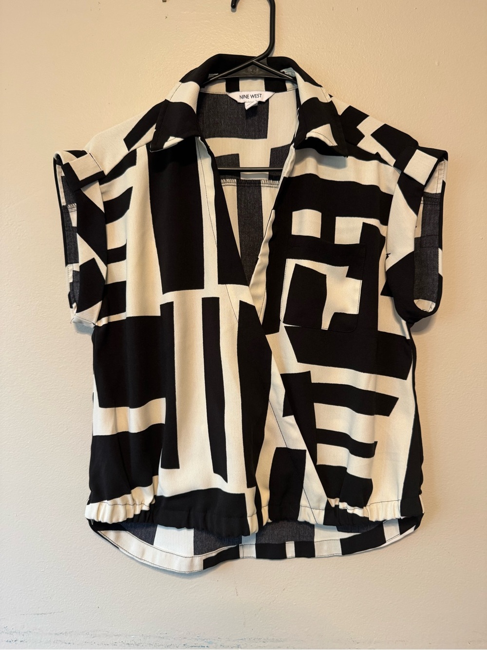 Nine West Black & White Abstract Collared Short Sleeve Blouse